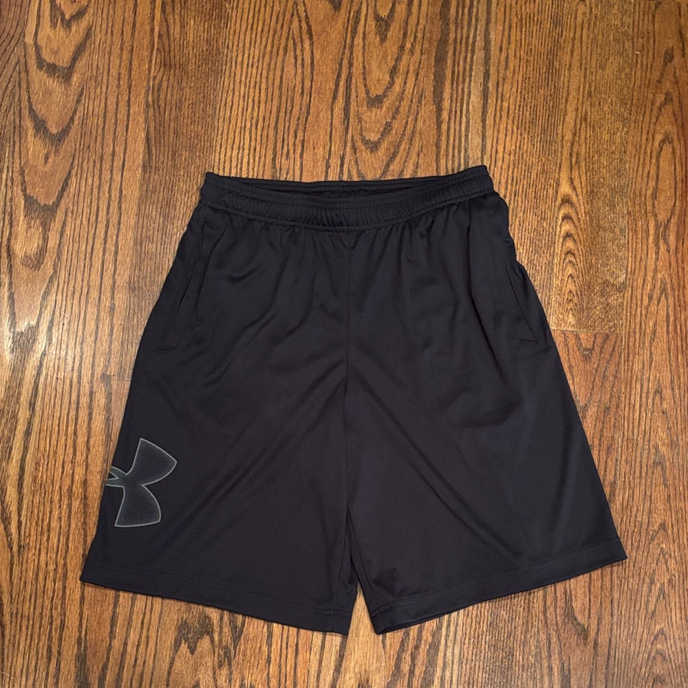 Under Armour Men’s shorts size small. Dri fit. Black with grey logo.